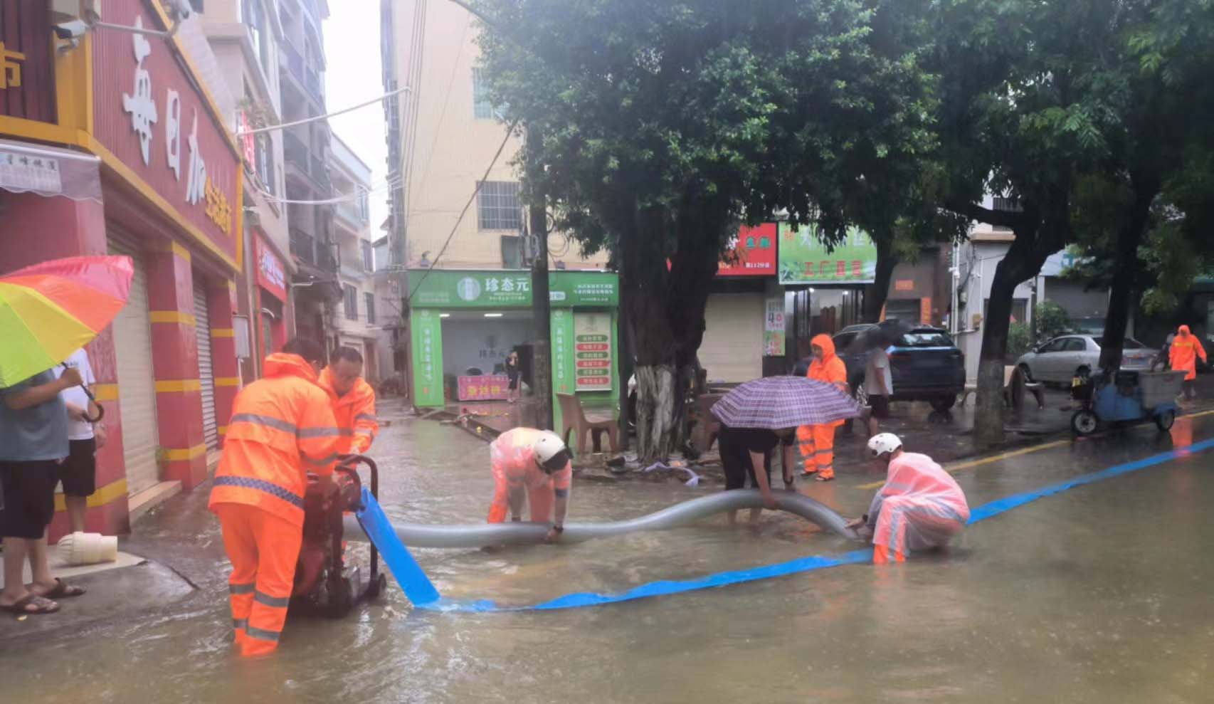 闻“汛”而动 | 风雨无阻,918博天堂人坚守一线守护城市安全 闻“汛”而动 | 风雨无阻,918博天堂人坚守一线守护城市安全